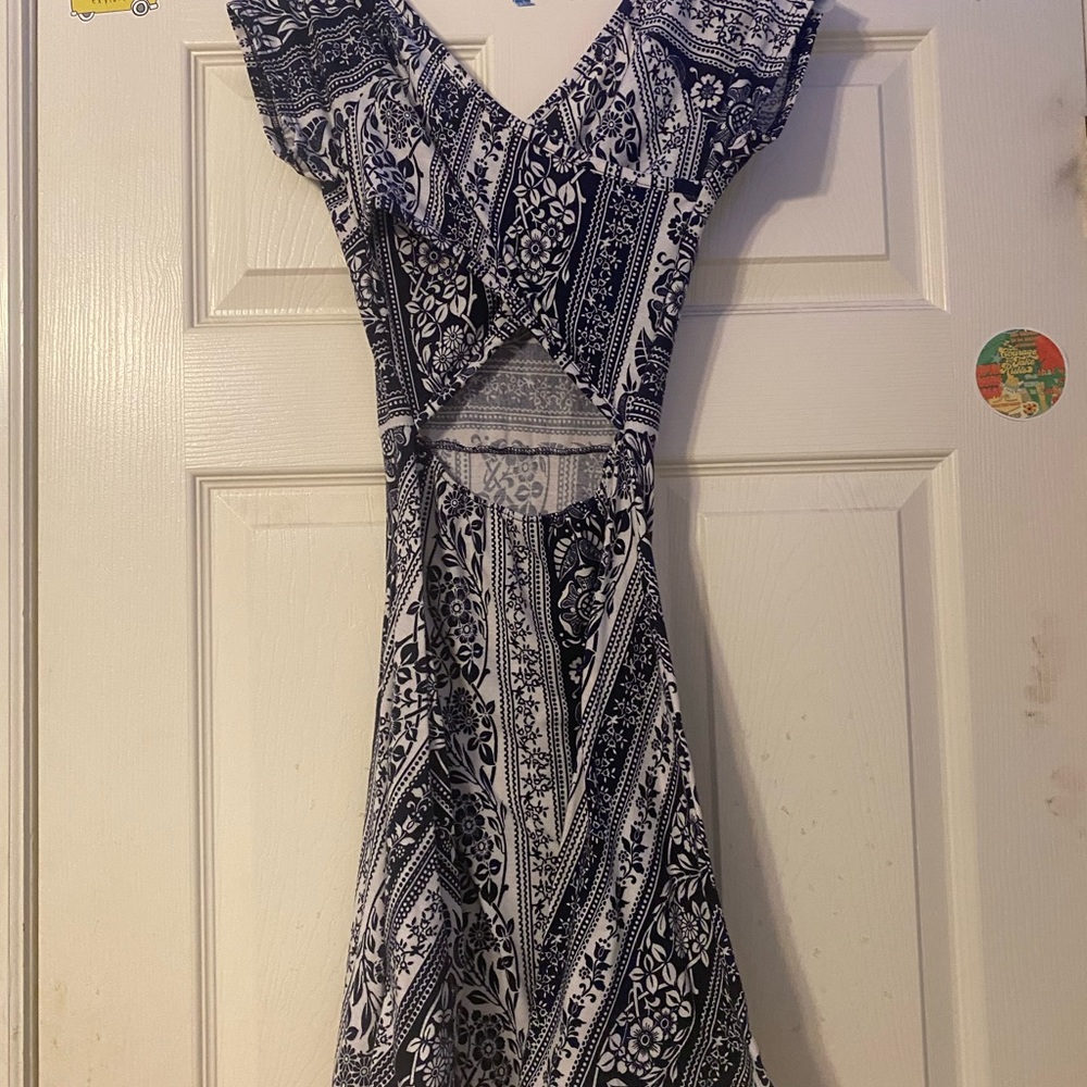 Size: small color :black and white